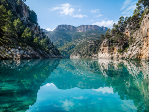 SUP-прогулка по бирюзовой воде каньона Cortes de Pallás недалеко от Валенсии